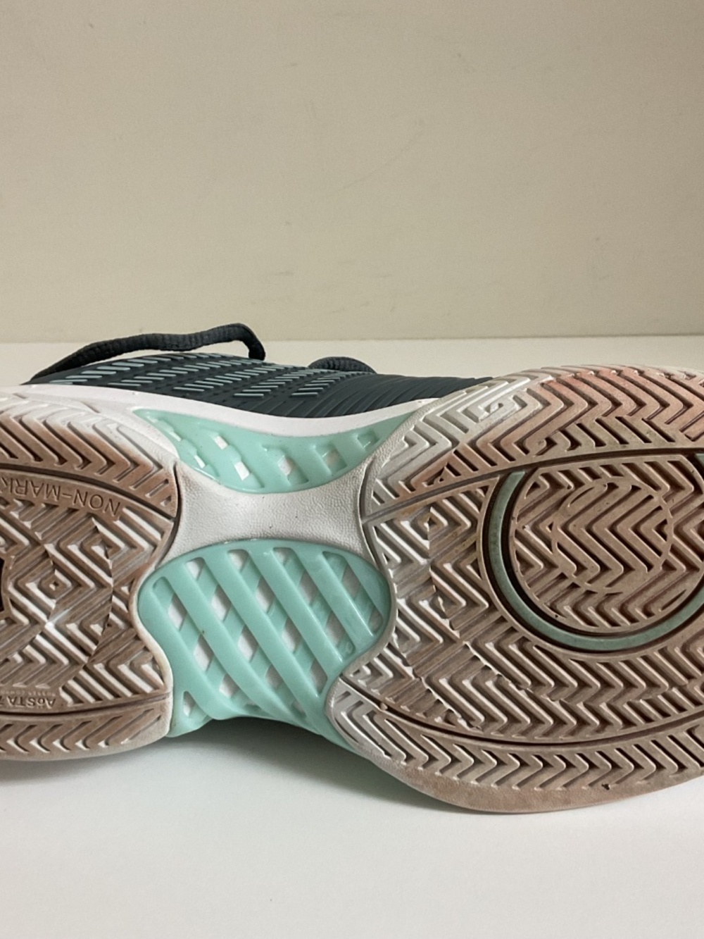 KSwiss tennis shoes size 7.5 - Picture 6 of 6